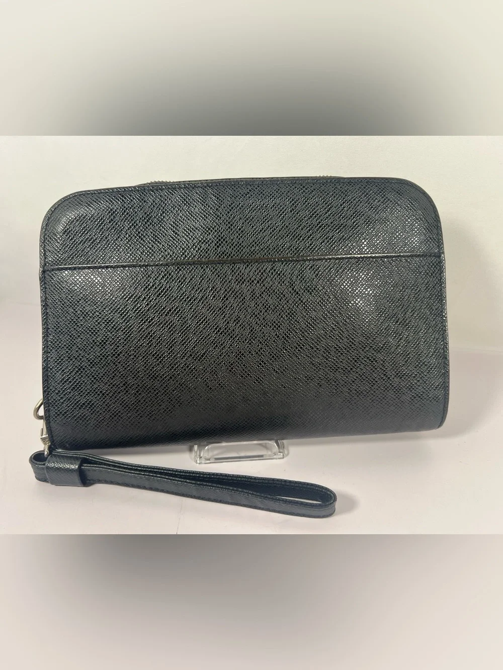 7091: Louis Vuitton Taiga Leather Zip Wristlet Clutch Black